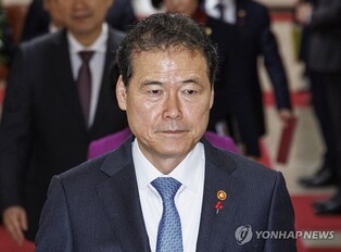 (LEAD) Unification minister says human rights violations 'status quo' in N. Korea