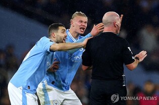 '논란의 판정' 항의한 홀란 등 맨시티에 제재금 2억원 징계