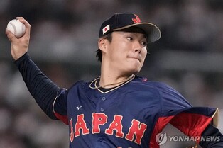 MLB 양키스 끝없는 구애…야마모토에 등번호 18번 유니폼 전달