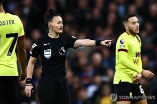 EPL 사상 첫 '여성 주심' 경기 개최…웰치 심판, 박수 속 데뷔