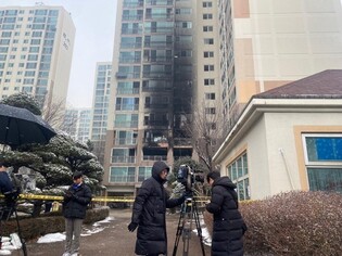 (LEAD) Fire at apartment building in northern Seoul kills 2, injures 29 people