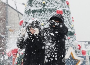 전국 곳곳 화이트크리스마스 낭만…축제·스키장 '북적'