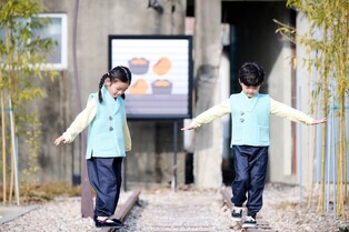 한국전통문화전당, 유치원·어린이집 5곳에 한복형 활동복 보급