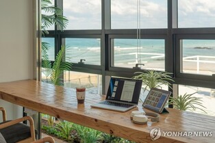 Gov't to introduce 'workation' visa for high-earning foreigners