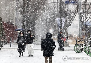 (LEAD) Heavy snow pounds Seoul, surrounding areas