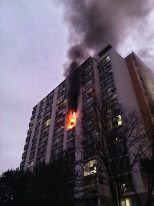 (2nd LD) Husband dies; wife, dozen others injured in apartment fire in Gunpo