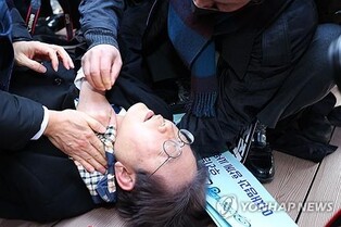 (6th LD) Opposition leader Lee attacked in Busan, airlifted to Seoul hospital for surgery