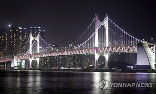 부산 명물 광안대교 경관조명 10년 만에 화려한 변신