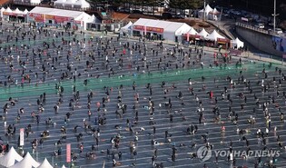 화천 산천어축제 개막 이틀째…추위 속 곳곳에서 "잡았다" 환성