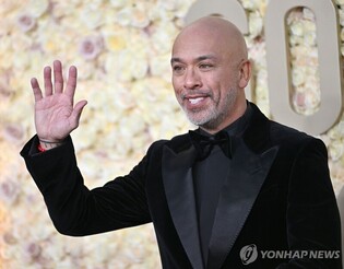 로버트 드니로에 "80세에 어떻게?"…골든글로브 진행자 농담