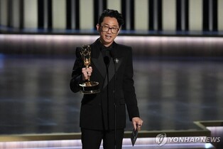 [속보] '성난 사람들' 이성진 감독, 美 에미상 작가상도 수상