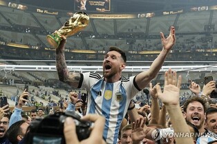 메시, 홀란 제치고 2년 연속 'FIFA 올해의 선수'