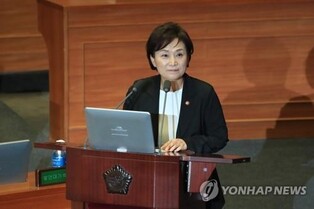 Ex-land minister grilled by prosecutors over alleged data manipulation