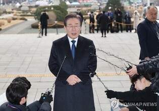 Stabbed opposition leader Lee returns to work after 15 days