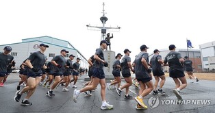 Navy's sea rescue unit conducts annual wintertime training