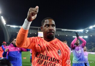 FIFA 회장 "팬들의 인종차별 언행, 해당 팀 몰수패 처리해야"