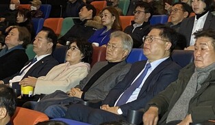 문 전 대통령 '길위에 김대중' 당원들과 관람…"아주 감동적"