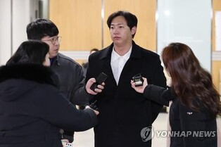 Ex-baseball player attends arrest warrant hearing in blackmail case