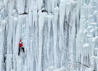 [픽!원주] 정상을 향한 극한 도전…한파가 선물한 '빙벽'
