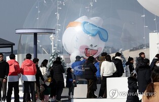 반바지 차림으로 찬물 '풍덩'…포근한 주말에 전국 관광지 북적