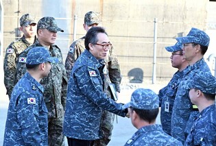FM Cho praises Navy's 'hard work' to keep country safe during visit to battle unit