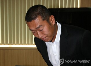 Ex-baseball player Jung Soo-keun referred to prosecution for hitting wife with golf club
