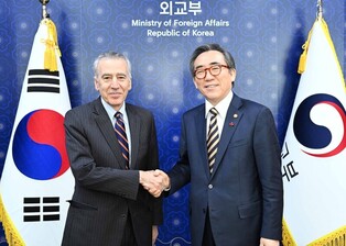 FM Cho discusses alliance, N. Korea issues with top U.S. envoy