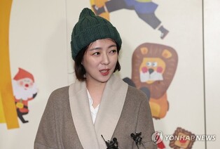 PPP lawmaker Bae Hyun-jin makes 1st public appearance since attack