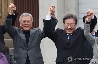 DP leader Lee visits ex-President Moon ahead of April elections