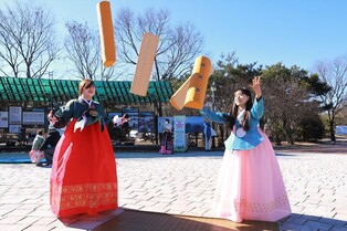트로트 공연, 민속놀이…"설 연휴에 경주·안동으로 오세요"