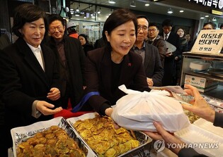 오영주 중기장관, 설 앞두고 대전 전통시장·사회복지시설 방문
