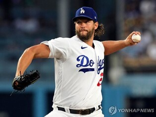 '영원한 푸른 피' 커쇼, MLB 다저스에 남는다…"FA 계약 합의"