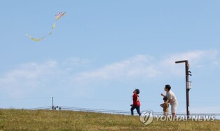 액운을 막는 연 하늘 위로…정월대보름 다대포서 연날리기 축제