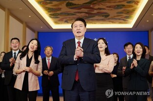 尹대통령, 참모들과 '설맞이 노래' 합창으로 설 인사