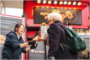 티앤씨재단, 설 맞아 지역순회 푸드트럭으로 어르신 떡국 나눔
