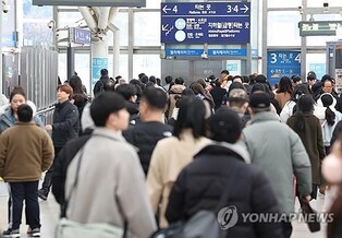 '양손 가득 보따리' 기차역 등 혼잡…민속촌·스키장 활기