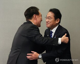 (LEAD) Kishida considering visit to S. Korea next month for summit with Yoon: report