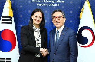FM highlights N. Korean rights violations in talks with U.S. special envoy