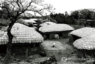 [다시! 제주문화] (78)사라져가는 제주 전통초가…장인들 "이제 은퇴 할 때"