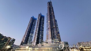 Police chase two foreign nationals suspected of illegal BASE jumping in Busan