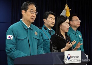 (2nd LD) Gov't asks doctors to remain by patients amid looming collective action