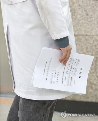 (LEAD) (ROUNDUP) Trainee doctors take collective action against gov't medical policy; back-to-work order issued