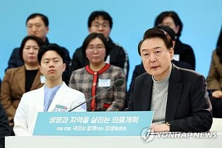 (LEAD) Yoon calls for utmost efforts to protect people's lives amid threat of doctors' walkout