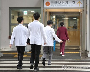 (LEAD) 6,415 trainee doctors submit resignations; gov't orders 757 doctors to return to work