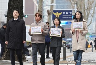 KAIST alumni file complaint against PSS over forceful hauling of graduating student