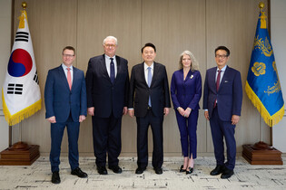 Yoon meets CSIS delegation
