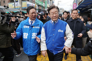 Opposition leader with election candidate