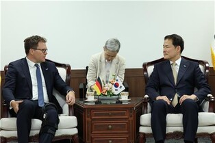 Unification minister, senior German official discuss unification issues