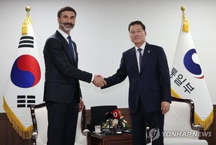 Unification minister discusses N.K. threats, bilateral ties with Slovak FM