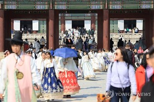 최응천 문화재청장 "경복궁 근처 '국적 불명 한복' 개선할 것"